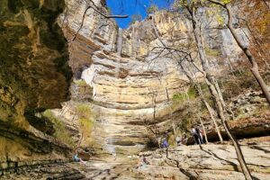 Hike to Hemmed-In Hollow from the Compton Trailhead